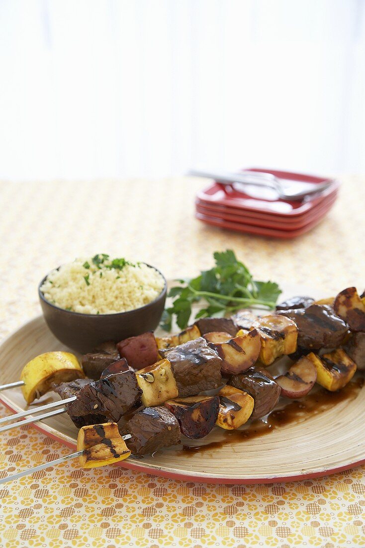 Rindfleisch-Gemüse-Spiesse mit Reisbeilage