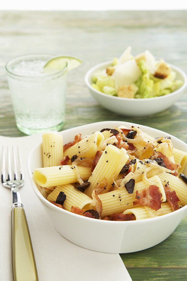 Rigatoni mit Speck und Oliven, Salatbeilage