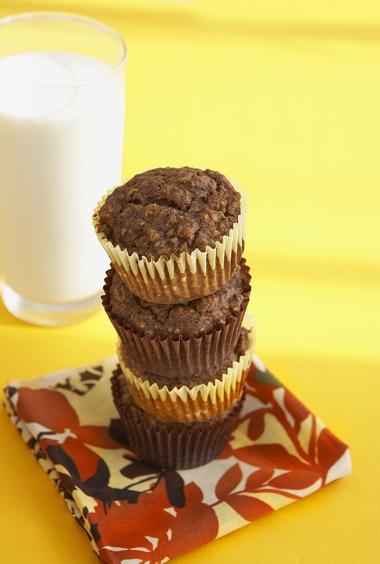 Gestapelte Kleie-Muffins vor einem Glas Milch