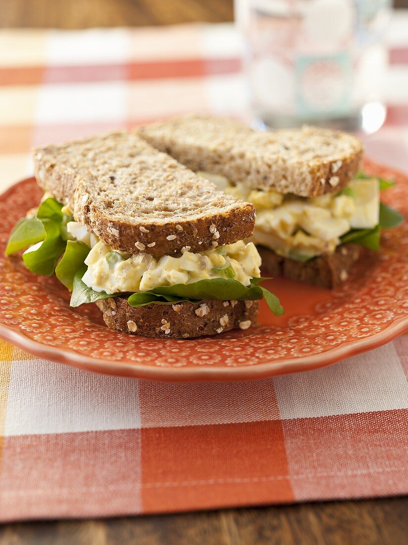 Mehrkornbrot-Sandwich mit Eiersalat, halbiert