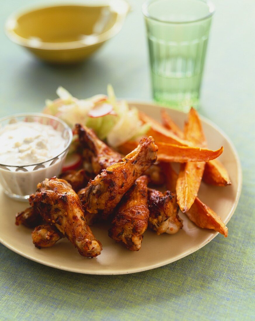 Chicken Wings mit frittierten Süsskartoffeln und Dip