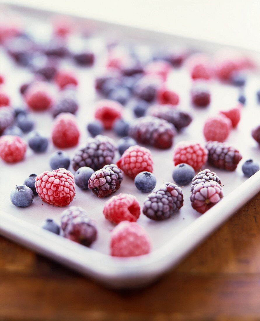 Verschiedene gefrorene Beeren auf einem Backblech