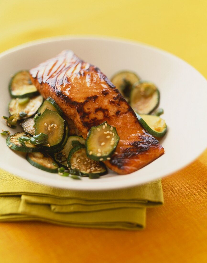 Teriyaki Lachs mit Zucchinischeiben und Sesam