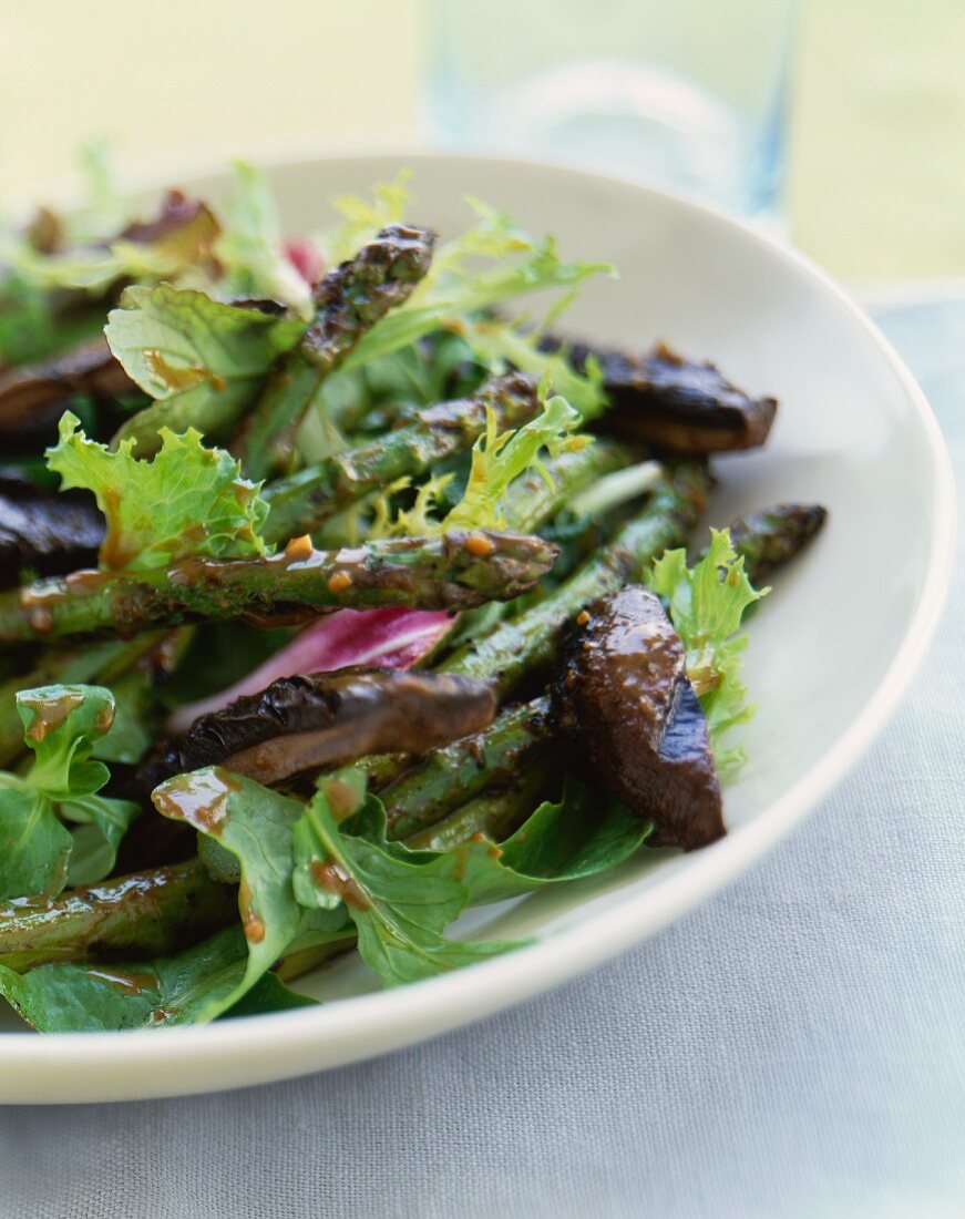 Mixed Green Salad with Mushrooms and Asparagus