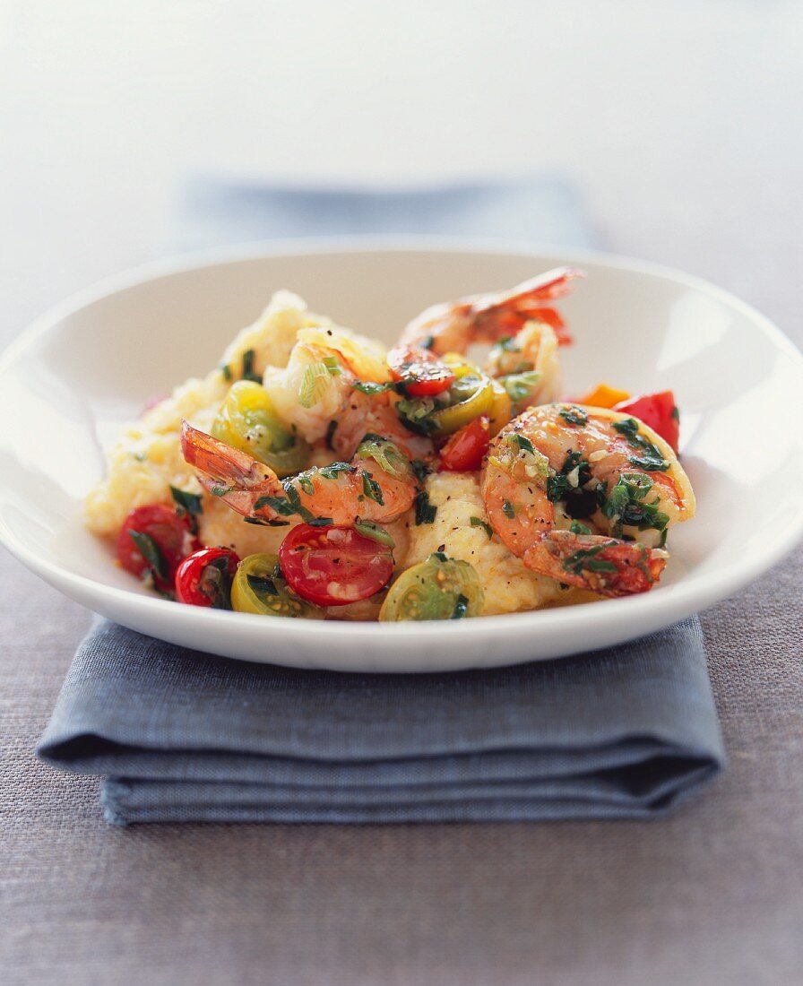 Grits mit Käse, Garnelen und Tomaten (USA)