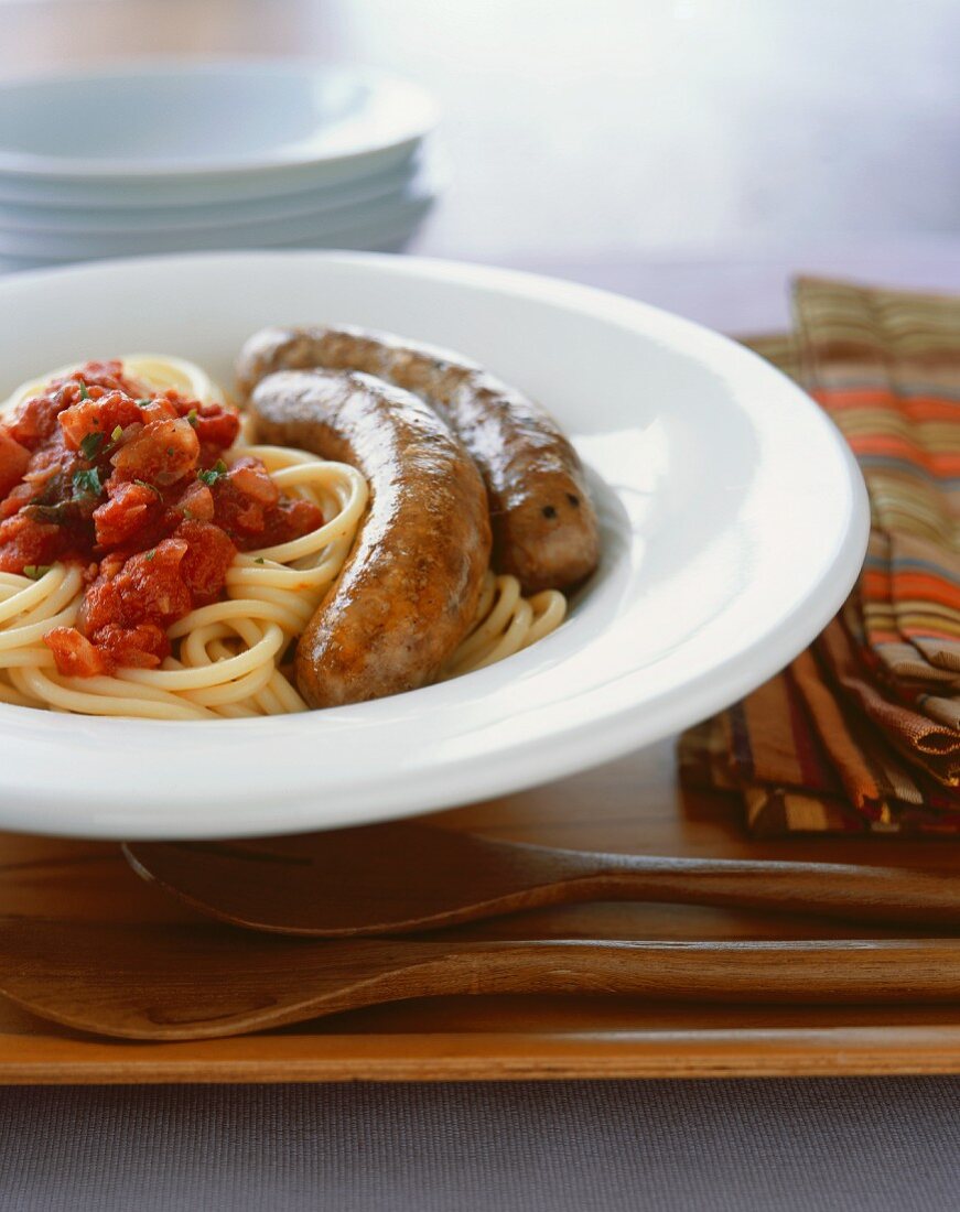 Bucatini mit Tomatensauce und Bratwürsten