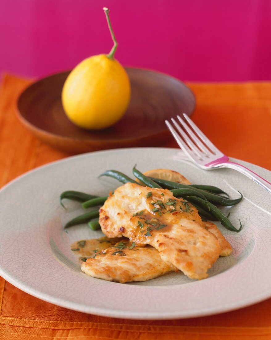 Hühnerschnitzel mit Zitronen-Koriander-Sauce und grünen Bohnen