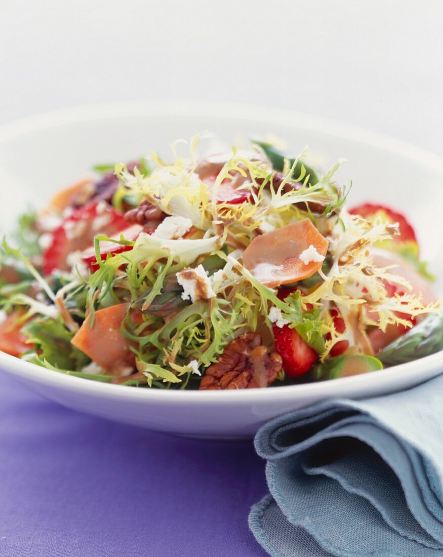 Gemischter Blattsalat mit Pekannüssen