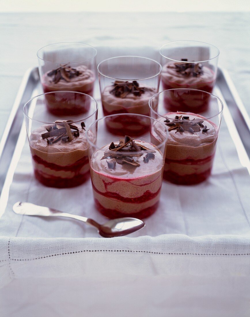 Schokoladen-Himbeer-Mousse mit Schokospänen