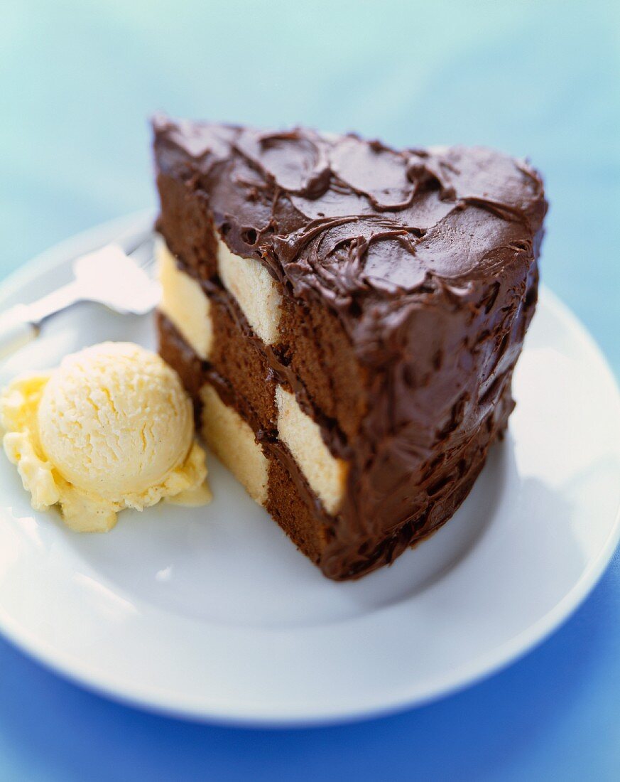 Ein Stück Schokoladen-Vanille-Torte mit einer Kugel Vanilleeis