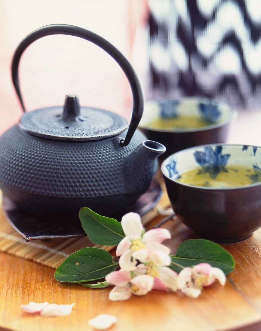 Asiatische Teeschalen und Teekanne