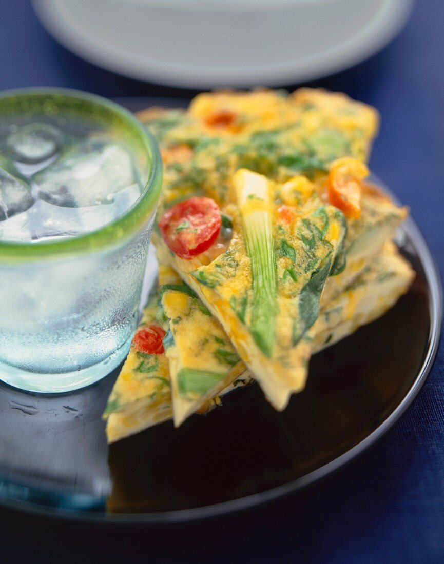 Gemüsefrittata und ein Glas Eiswasser