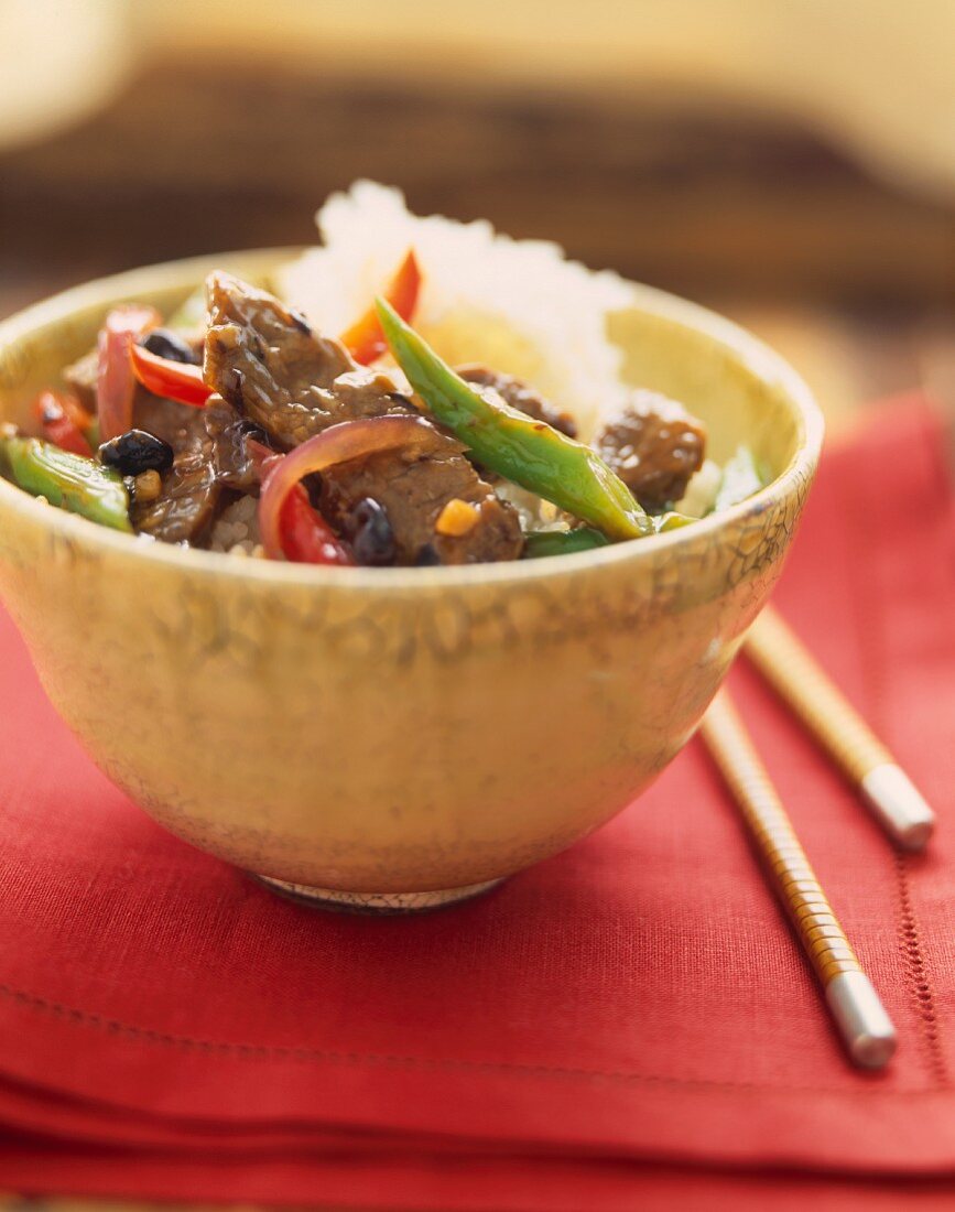 Rindfleisch mit schwarzen Bohnen und Reis (Asien)