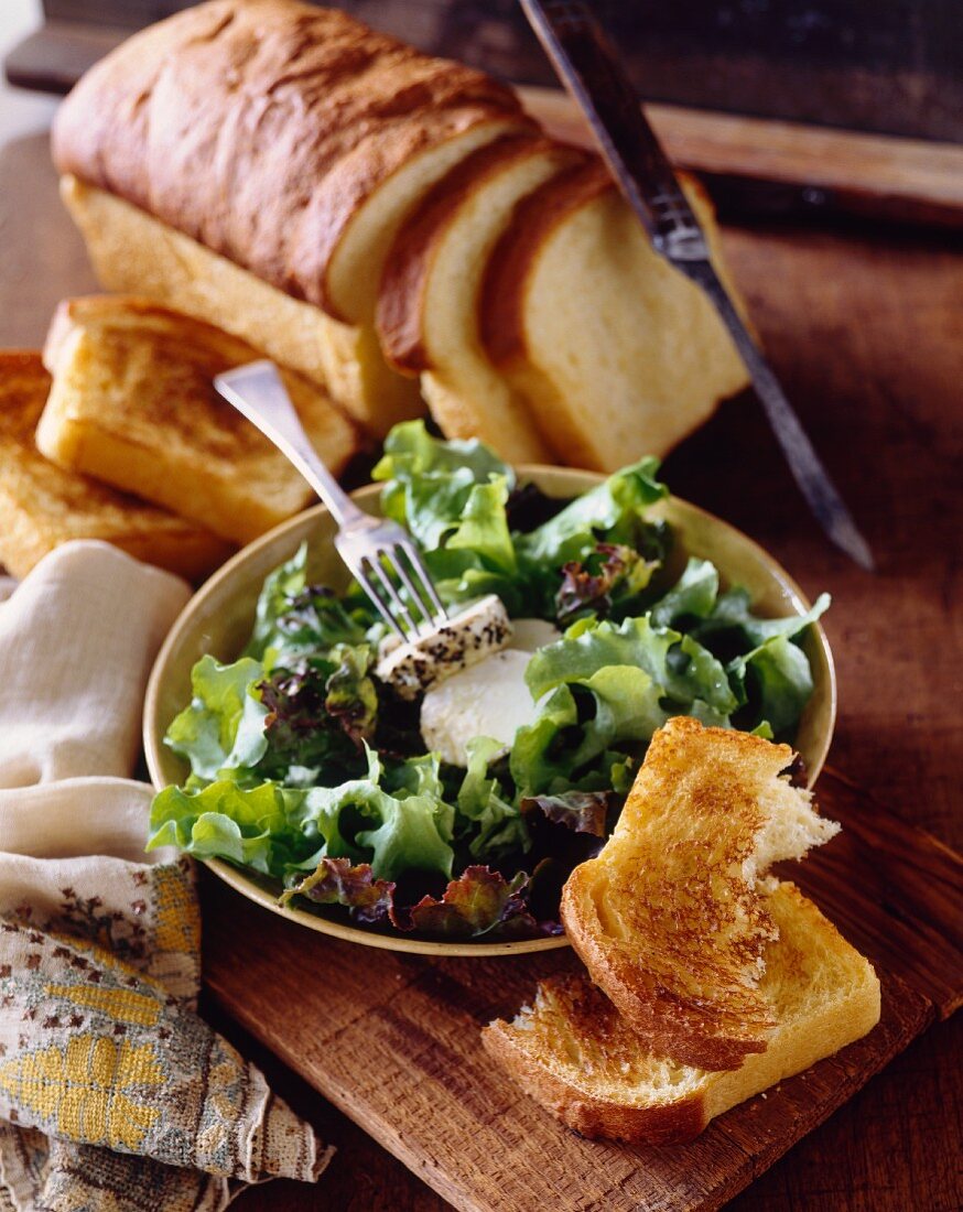 Blattsalat mit Ziegenkäse und Brioche