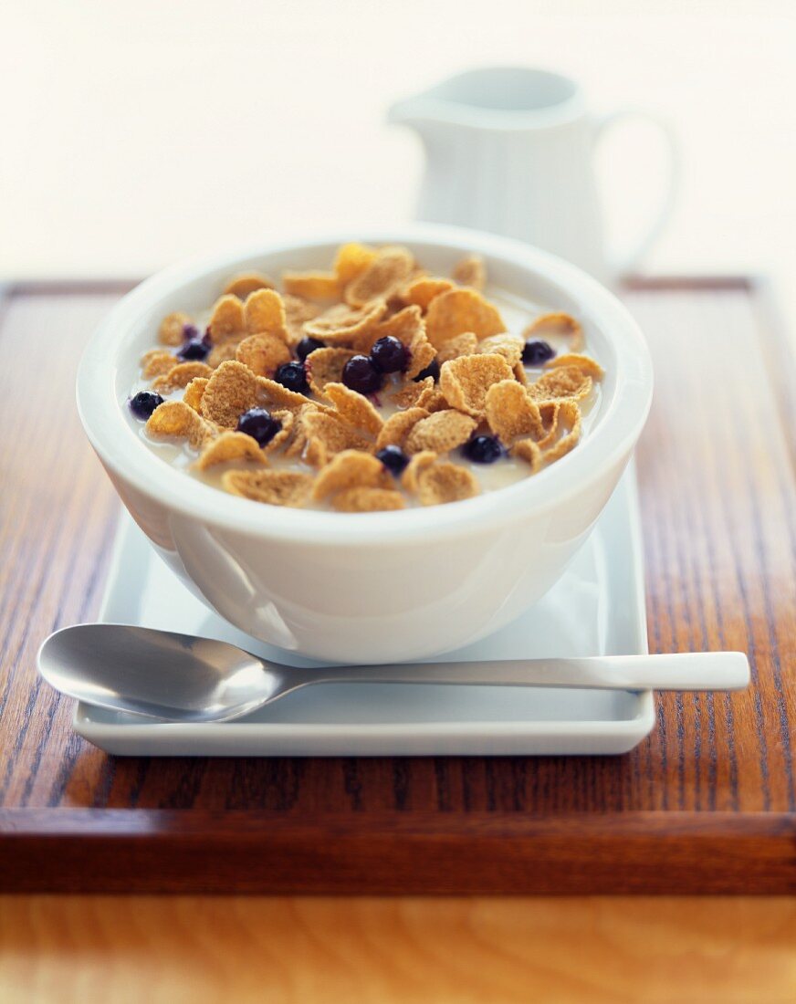 Cornflakes with blueberries and milk