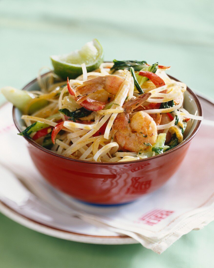 Oriental noodles with shrimps and peppers