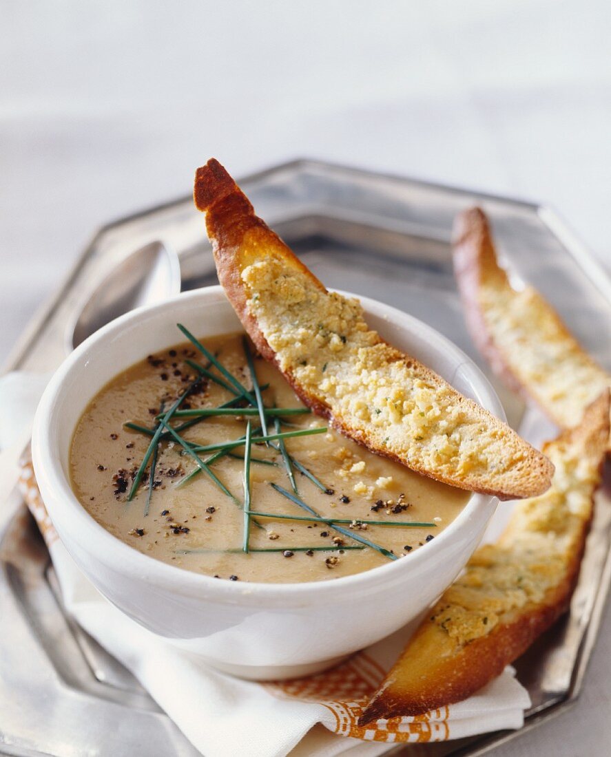 Kartoffel-Lauch-Suppe mit Schnittlauch und Parmesan-Croûtons