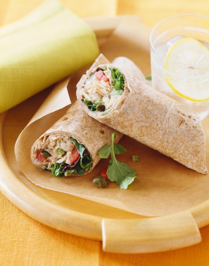 Thunfisch-Wraps mit Tomaten, Salat und Kapern