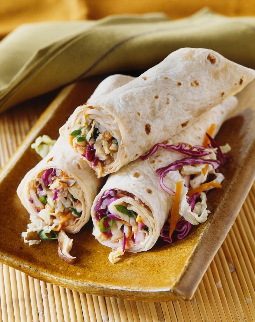 Wraps mit Kohl, Frühlingszwiebeln, Möhren und Pilzen