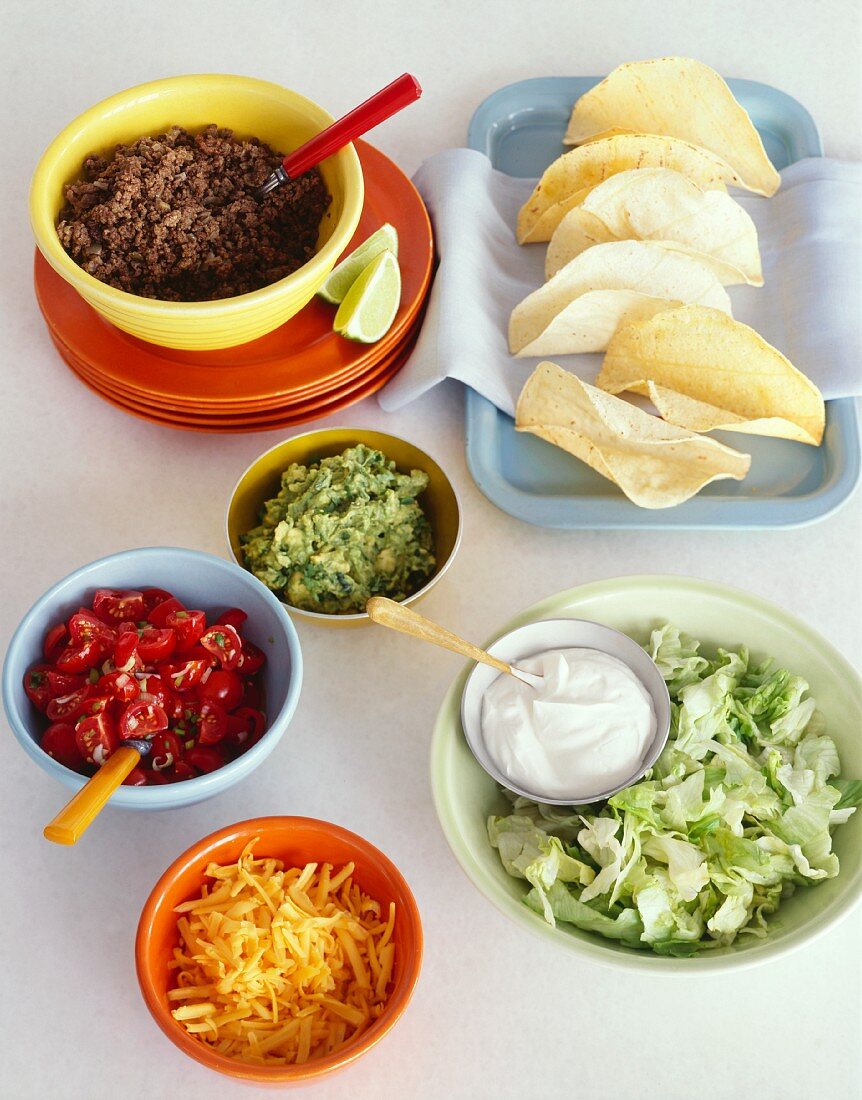 Soft-Shell-Taco, Salatzutaten, Guacamole und Rinderhack