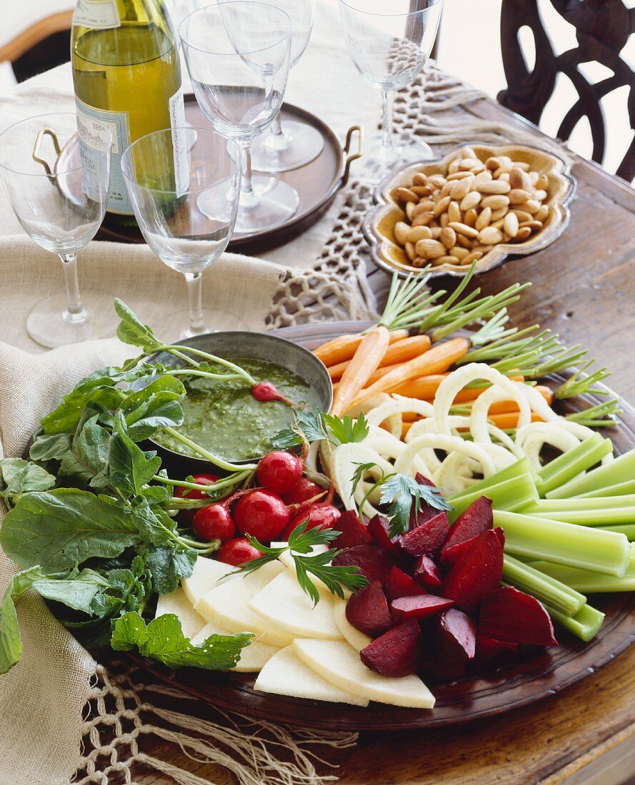 Rohkostplatte mit Pesto-Dip und Mandeln