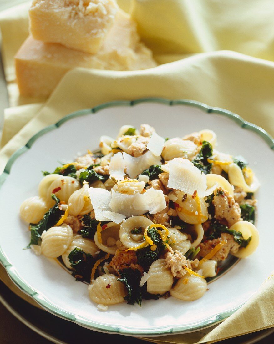 Orecchiette mit Mangold, Salsiccia, Zitronenzesten und Parmesan