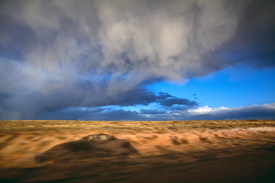 Ebene Landschaft unter Gewitterwolken