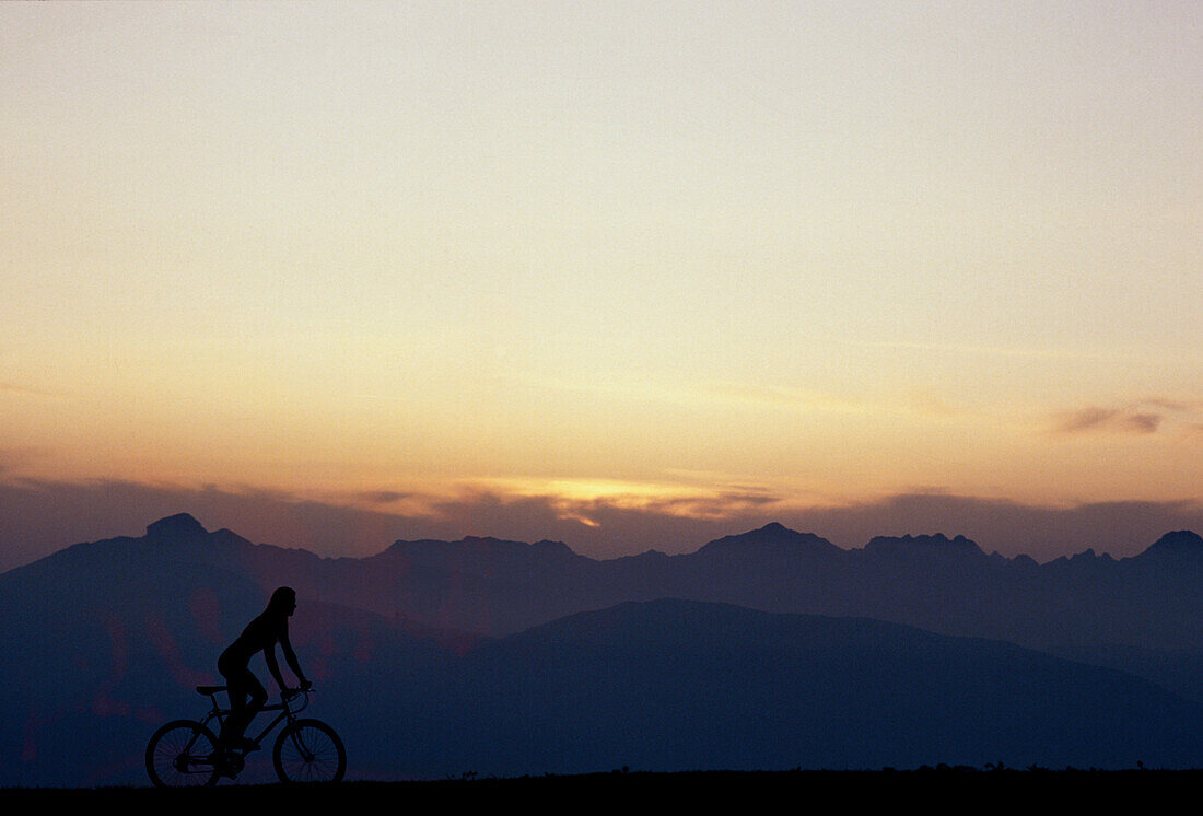 Mountain Biking, Sonnenuntergang Alpen, Bayern, Deutschland