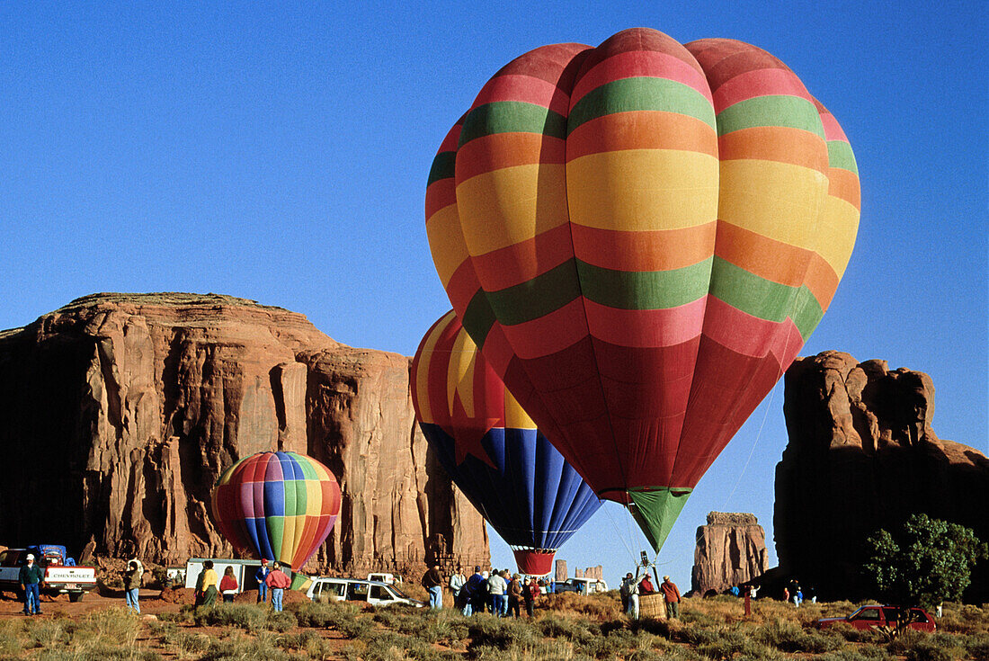 Heissluftballons bei einer Rallye im Monument Valley, Arizona, USA, Amerika