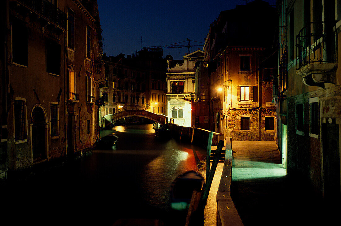 Kanal mit Brücke in Venedig, Italien