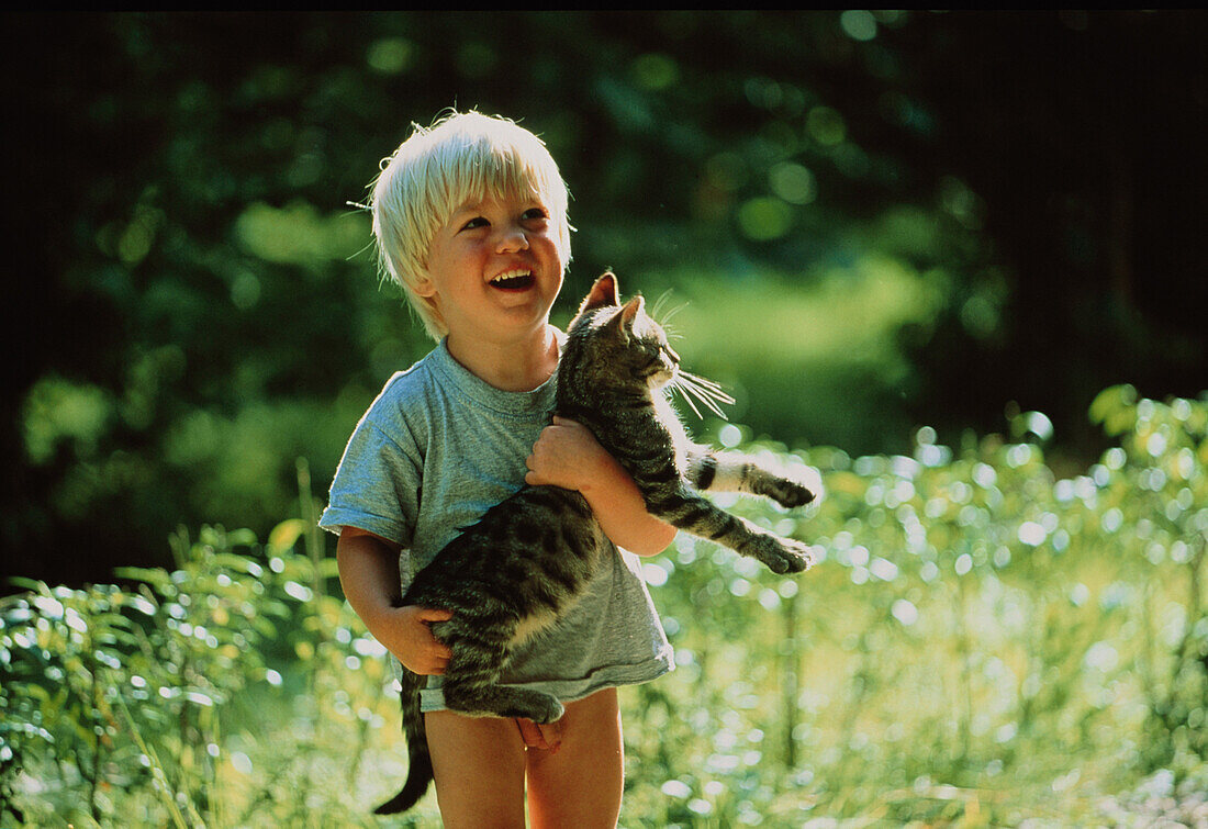 Kleiner Junge mit Katze People