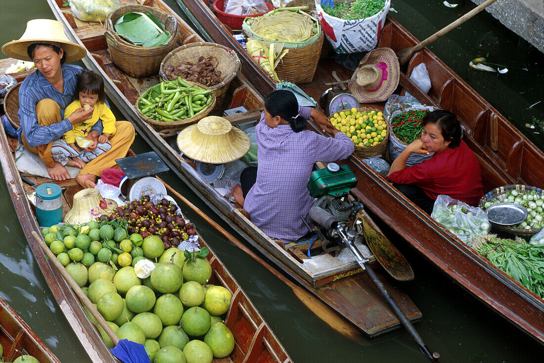 Menschen in Booten, Schwimmender Markt, Bangkok, Thailand, Asien