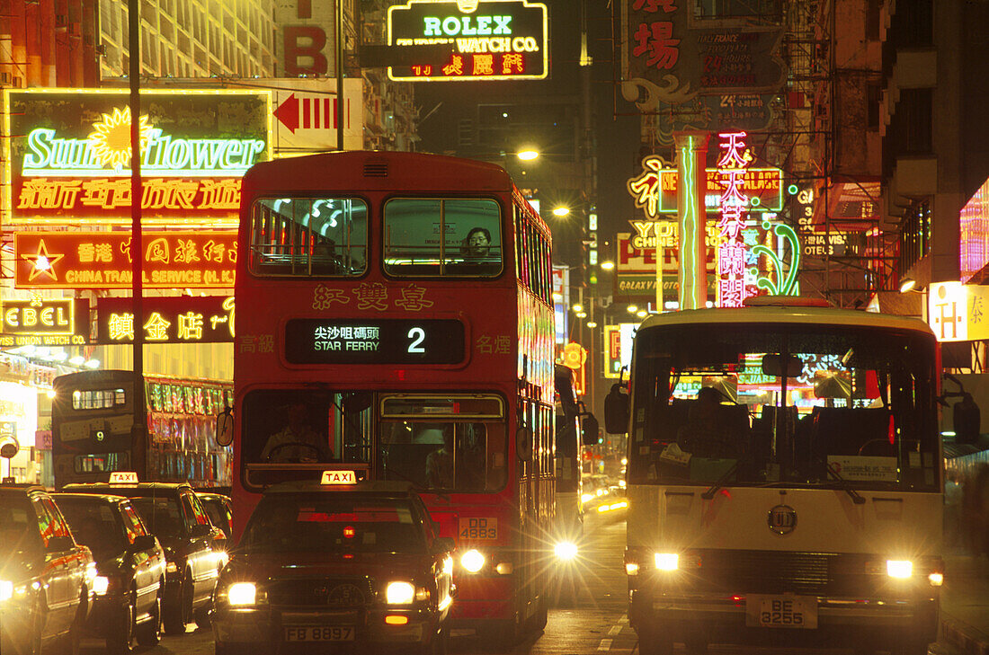 Leuchtreklame und Autos in der Nathan Road bei Nacht, Hong Kong. China, Asien