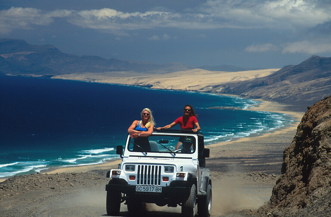 Menschen in einem Jeep oberhalb der Küste, Fuerteventura, Kanarische Inseln, Spanien, Europa