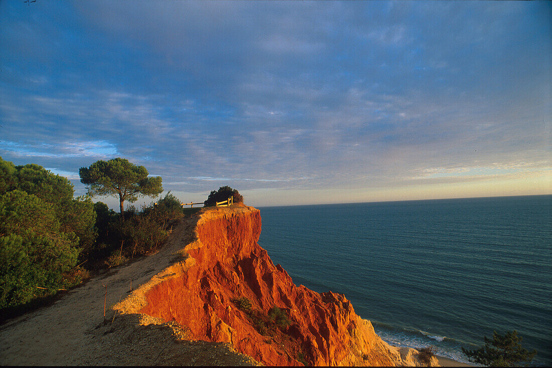 Küstenlandschaft bei Sonnenuntergang, Praia da Falésia, Algarve, Portugal