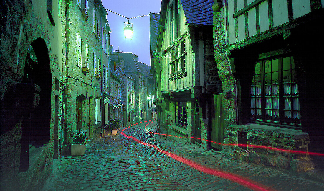 Gasse in der Altstadt bei Nacht, Dinan, Bretagne, Frankreich, Europa