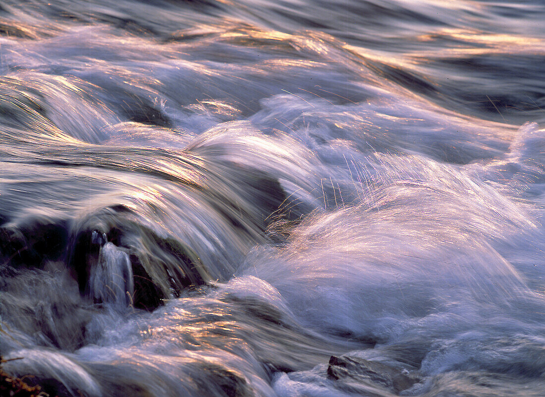 Wasserstrudel und Wellen