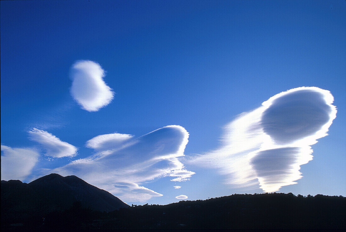 Bizarre Föhnwolken