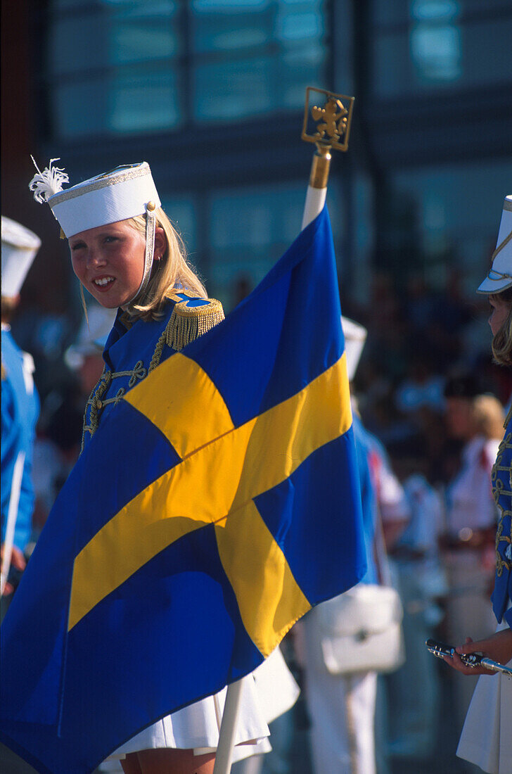Blondes Mädchen mit schwedischer Flagge, Göteborg, Schweden, Europa