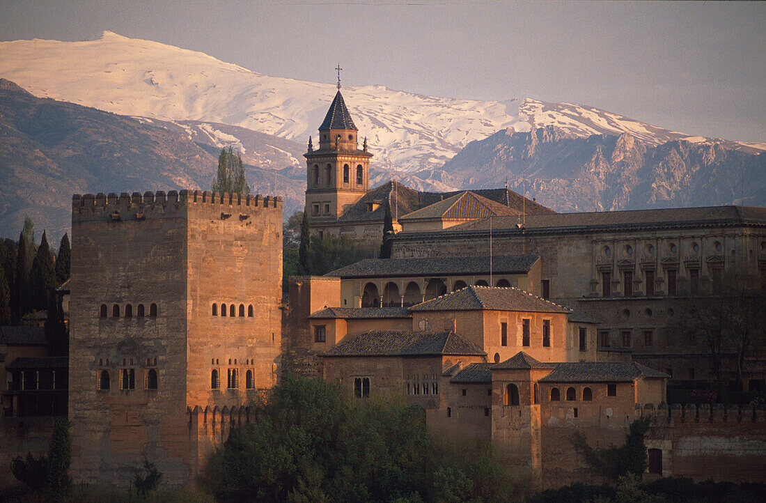 Alhambra mit Sierra Nevada Granada, Spanien
