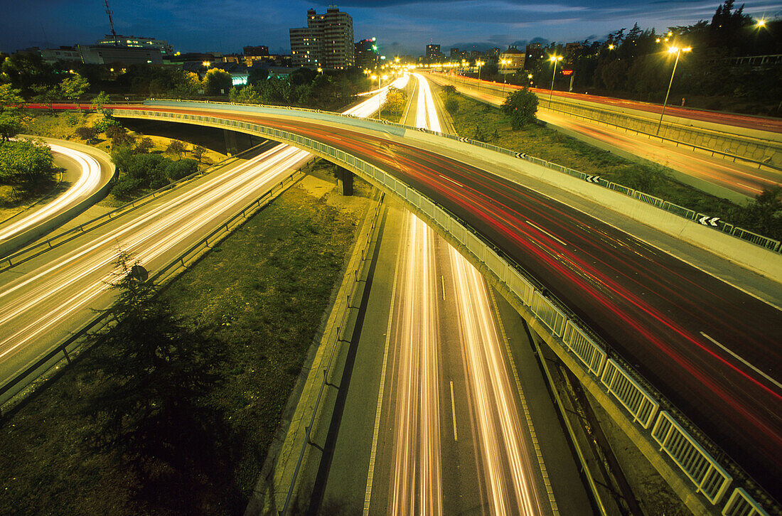 Lichtstreifen von Kfz-Scheinwerfern, Stadtautobahn M-30, Madrid, Spanien