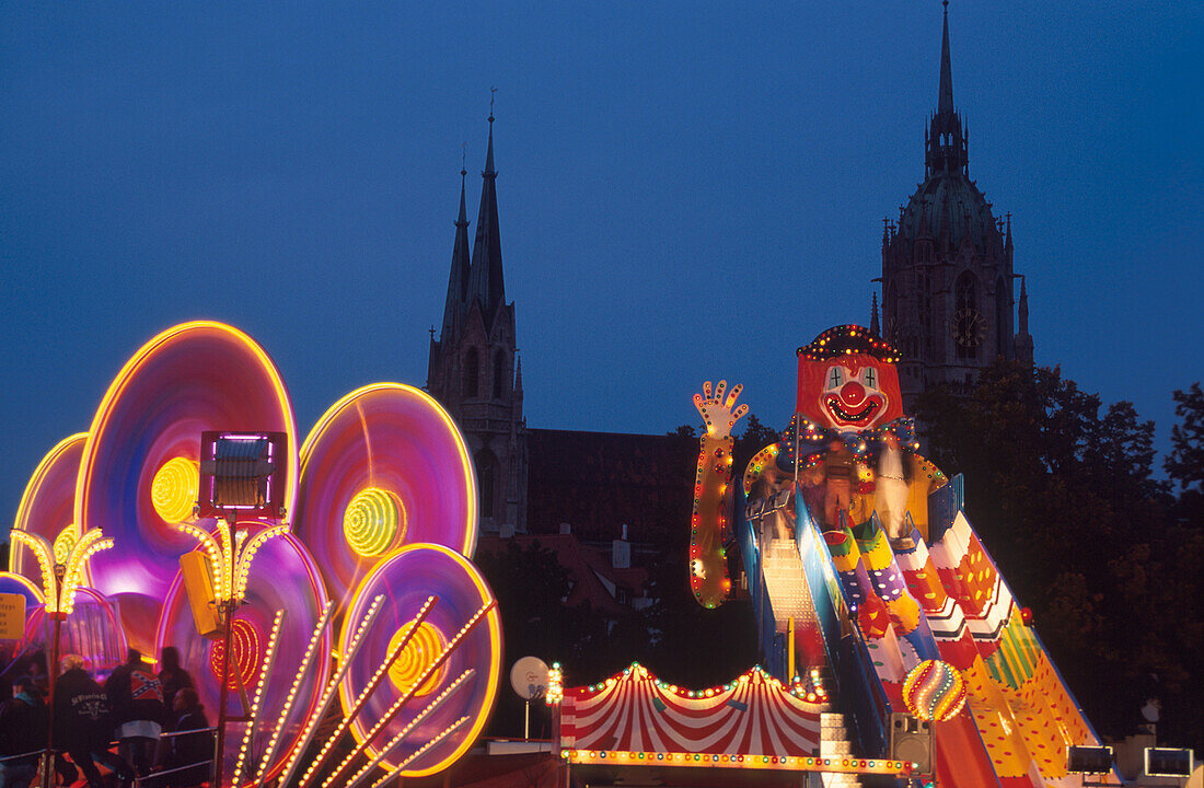 Oktoberfest und Paulskirche Muenchen, Bayern, Deutschland