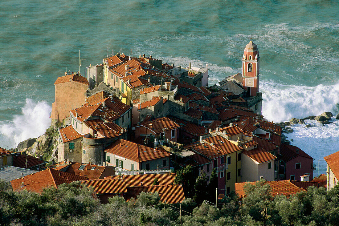 Dorf von Tellaro auf der Mittelmeer-Küste, Golf von La Spezia, Ligurien, Italien