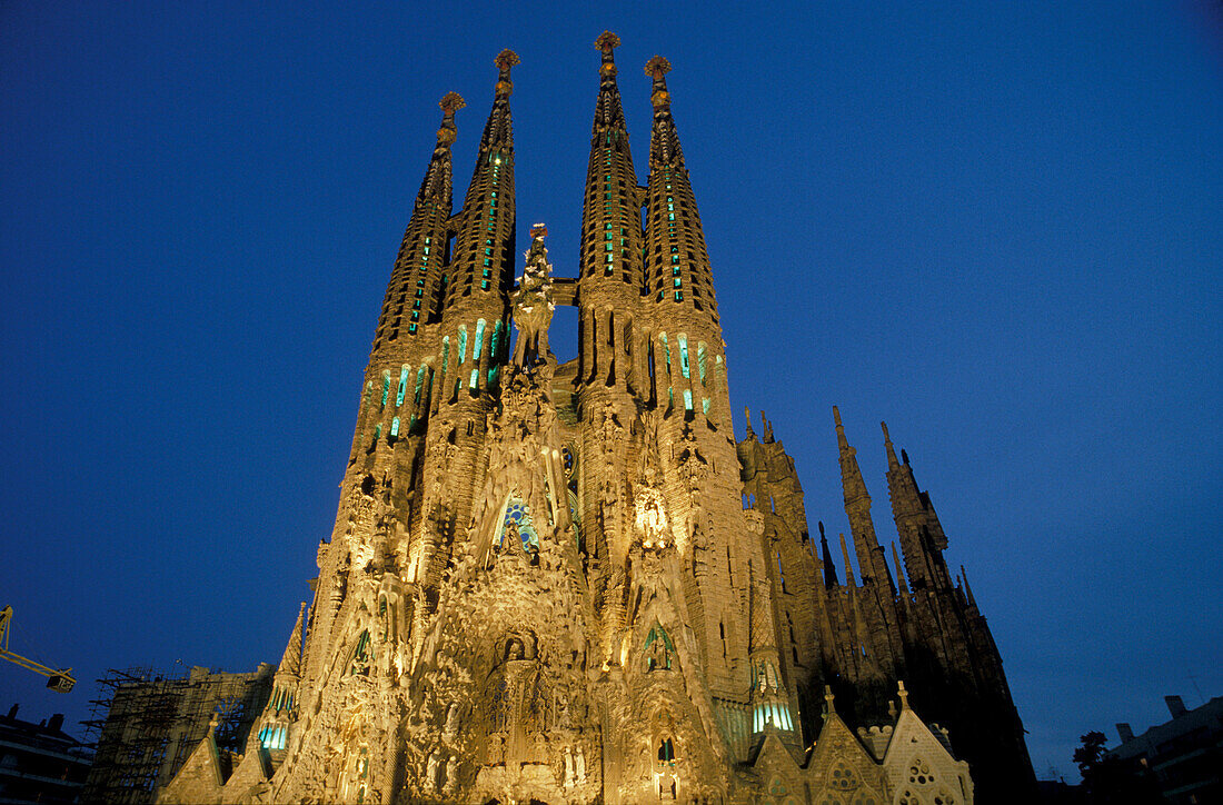 Die beleuchtete Kirche Sagrada Familia bei Nacht, Barcelona, Spanien