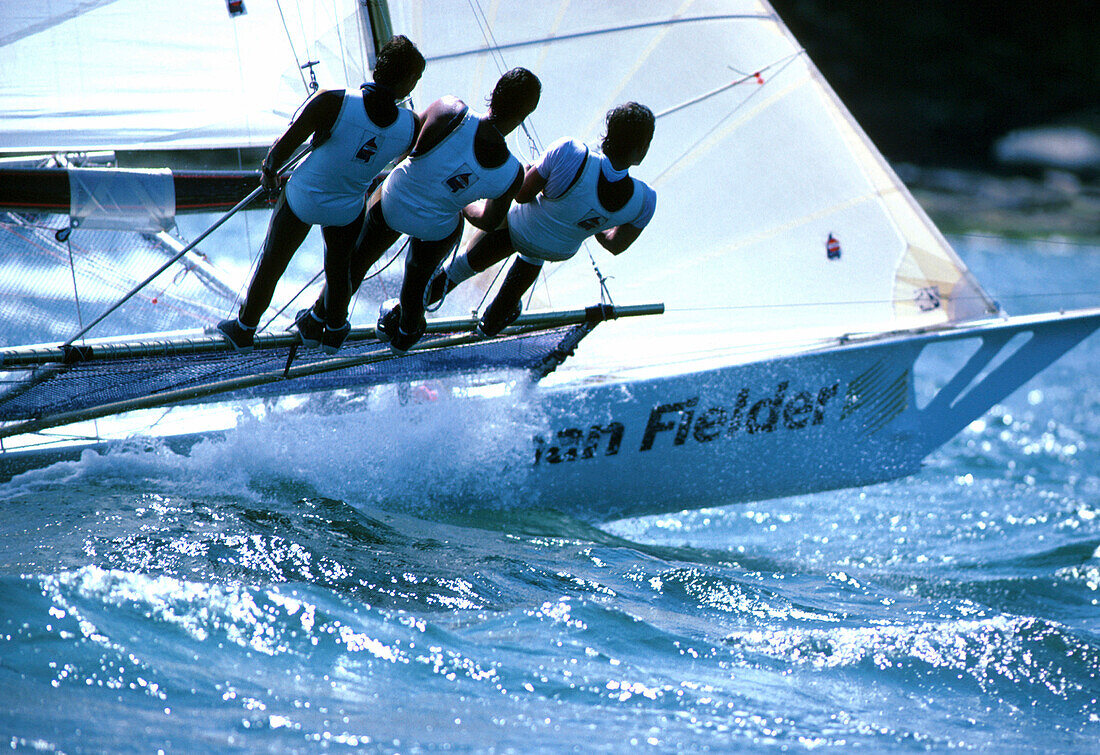 Drei junge Männer bei Segelregatta, Chiemsee, Bayern, Deutschland