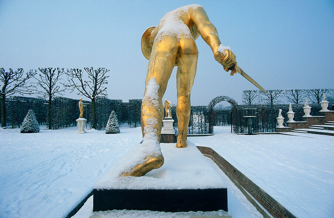 Goldene Kriegerstatue, Herrenhäuser Gärten im Winter, Hannover, Niedersachsen, Deutschland