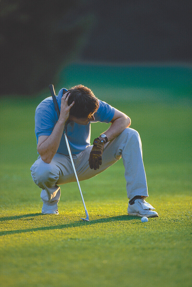 Golf, concentrated man