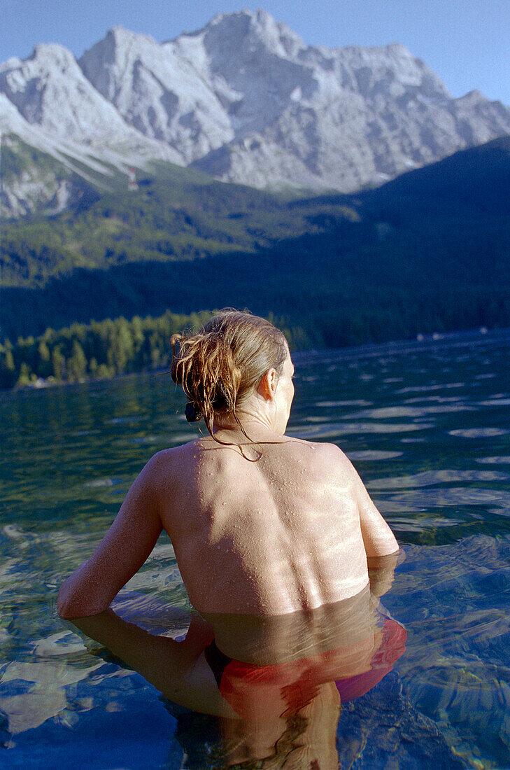 Baden in einem Bergsee, Eibsee, Zugspitze, Bayern, Deutschland