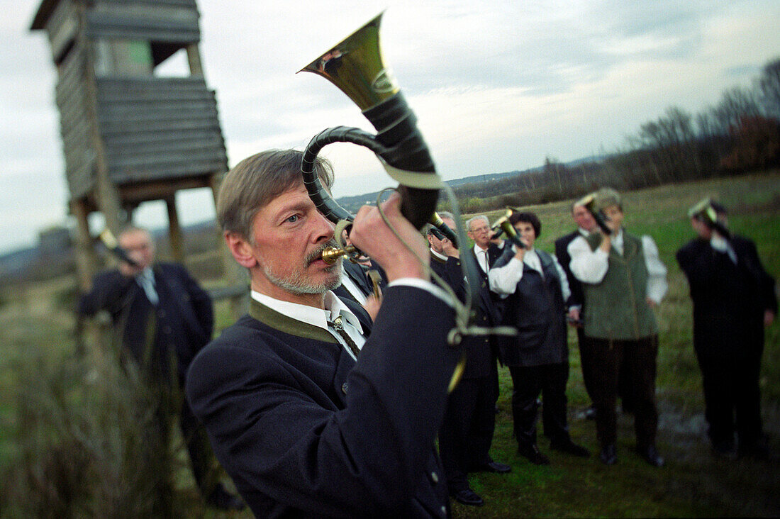 Musiker blasen Jagdhorn, Saarland, Germany