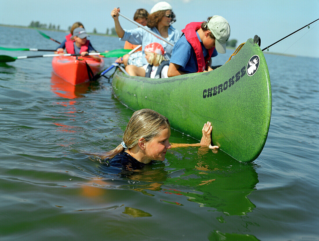 Kinder bei Kanufahrt auf Prerowstrom, Grabow, Fischland-Darß-Zingst, Mecklenburg-Vorpommern, Deutschland